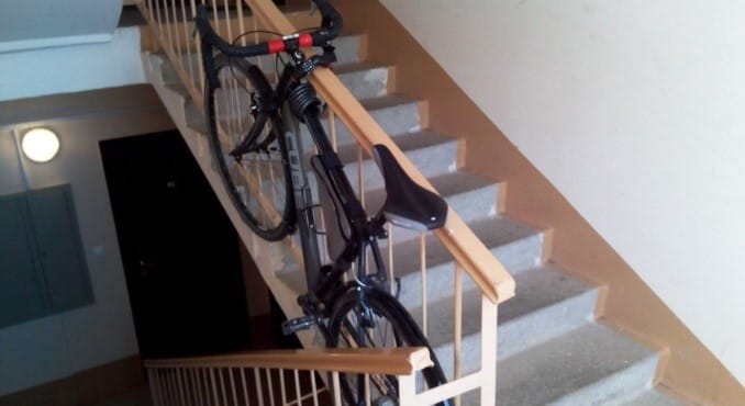 Можно ли оставлять велосипед в подъезде | Как хранить велосипед зимой: на балконе, в гараже, в квартире