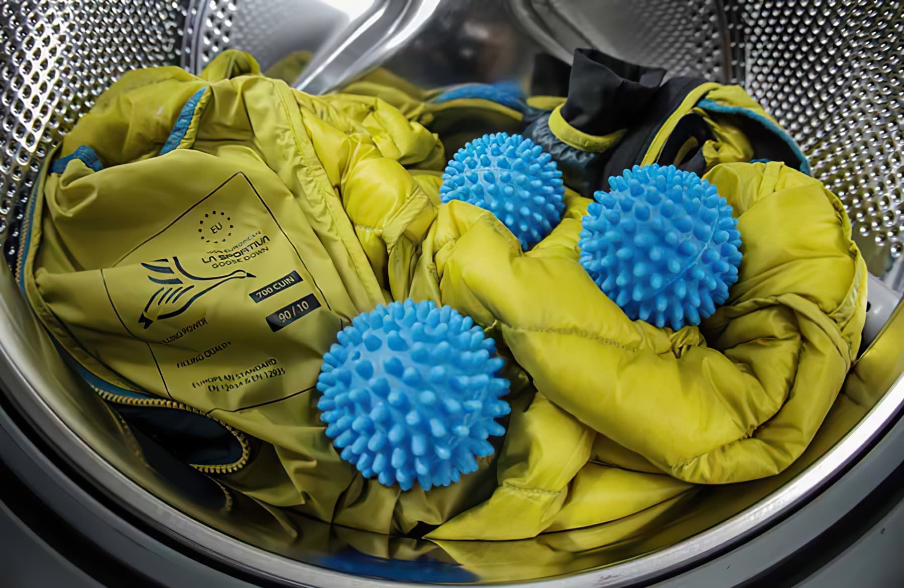 Зачем стирать пуховик с мячиками | Как стирать пуховик в стиральной машине: режимы стирки, средства, как сушить